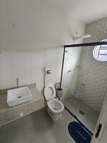 a bathroom with a toilet and a sink at Casa Marco in Anápolis