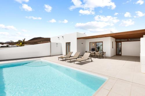 Villa Los Altos Naira 3A by Escape Home