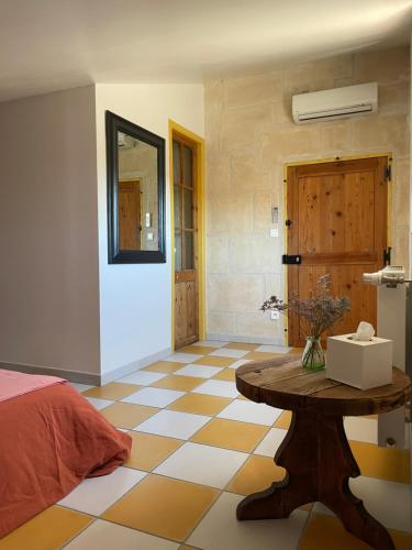 a room with a table in the middle of a room at Le Patio d'Arles in Arles