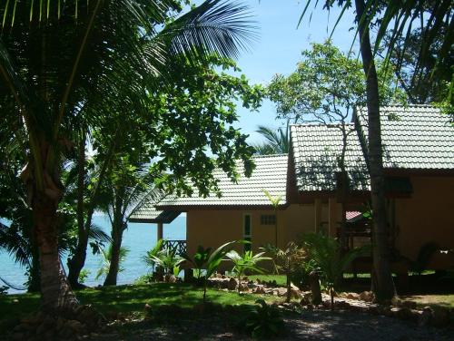 a house with a view of the ocean at Paradise Palms in Ko Chang