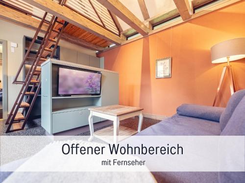 a living room with a ladder and a tv at Isetta Wettelsteck - Mini Ferienhaus in Kyritz, einer charmanten Stadt im Herzen von Brandenburg in Kyritz