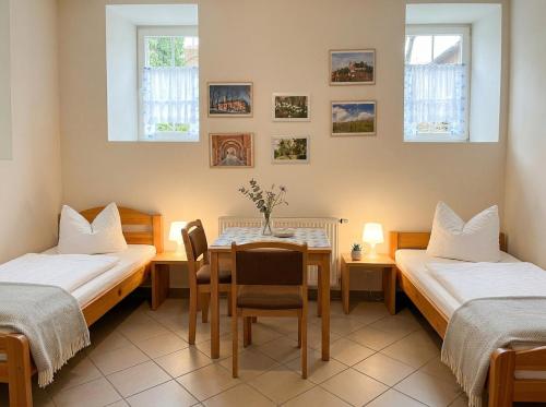 Llit o llits en una habitació de Gut Beinrode
