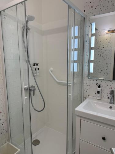 a bathroom with a shower and a sink at Atlantic Hôtel - L'Ile d'Yeu in L'Ile d'Yeu