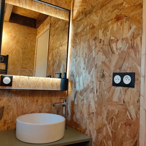 a bathroom with a sink and a mirror at B&B suite de charme in Guipry-Messac
