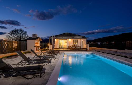 Decimum - Private Luxury Villa with Heated Pool & Spa near Split