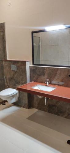 a bathroom with a sink and a toilet at Tej Gadh Jambuda in Sālūmbar