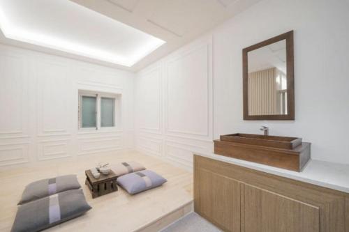 a bathroom with a sink and a mirror at 드므호텔 in Changwon