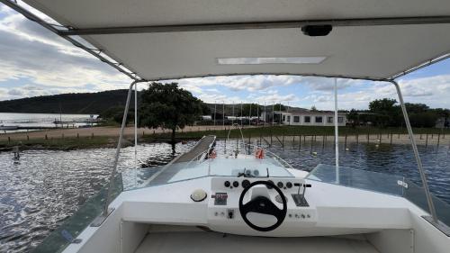 a boat is docked in the water at Iate Glória Sem-fim Monsaraz in Monsaraz