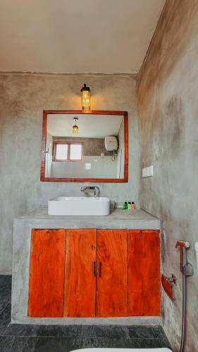 a bathroom with a sink and a mirror at Villa Evermist in Nuwara Eliya