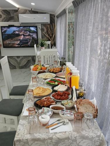 een tafel met veel borden eten erop bij Vila Katalea in Gjirokastër