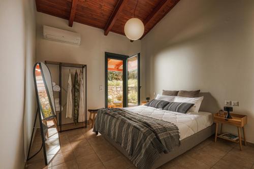 Yiama's Seaside Cottage in Paliokastro near Heraklion City