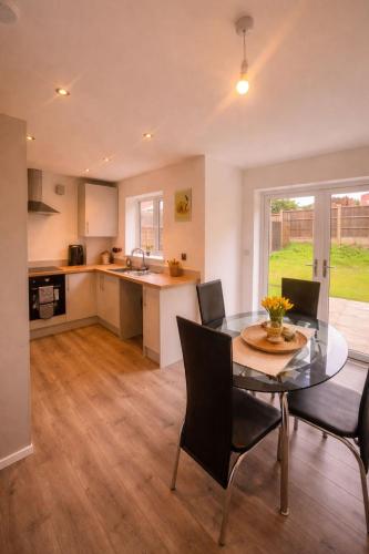 a kitchen and dining room with a table and chairs at New Build 3-Bed in Rotherham Fast WiFi, Garden & Driveway in Kimberworth
