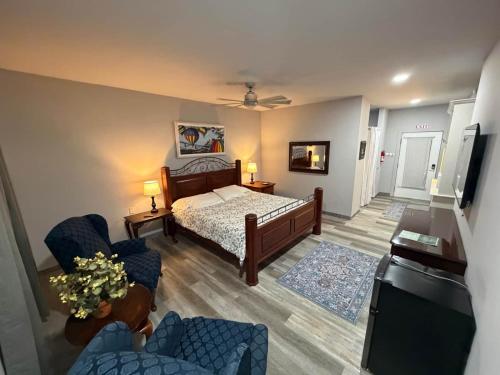 a bedroom with a bed and a living room at Germantown Inn & Lounge in Hermann