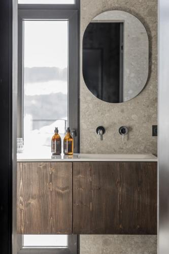 a bathroom with a sink and a mirror at Mountain air Horishnii in Palyanytsya