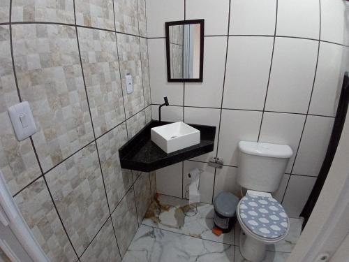 a bathroom with a toilet and a sink at Pousada São Benedito CP in Cachoeira Paulista