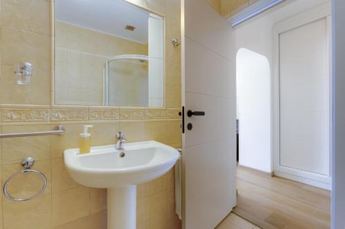 a bathroom with a sink and a mirror at Great double bedroom in beautiful Quinta - QR07 in Lagos