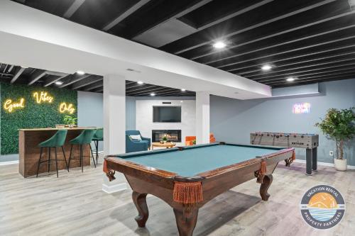 a pool table in a room with a bar at Exclusive Lake Como Escape with Bar and Pool Table in Lake Geneva