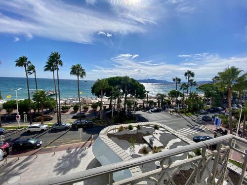 207 - Cannes La Croisette- Studio 1ère ligne face mer avec balcon