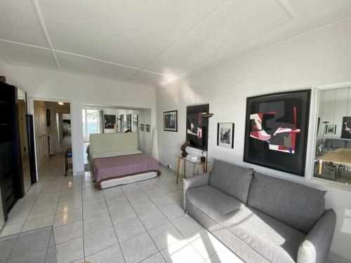 207 - Cannes La Croisette- Studio 1ère ligne face mer avec balcon