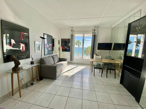 207 - Cannes La Croisette- Studio 1ère ligne face mer avec balcon