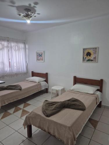 a bedroom with two beds and a ceiling at Casa Baraúnas 05 in Gravatá