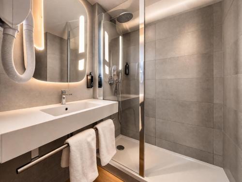 a bathroom with a sink and a mirror at ibis Bordeaux Centre Meriadeck in Bordeaux