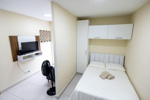 a small room with a bed and a tv at Studio Funcional c Wifi perto do Centro Itabuna in Itabuna