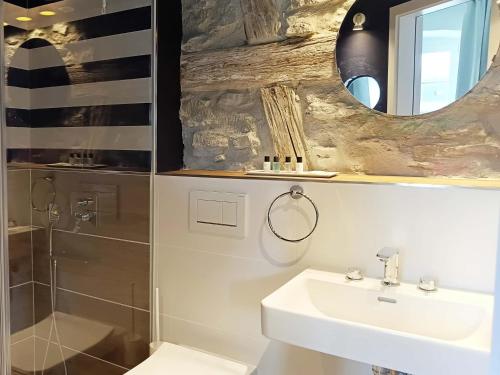 a bathroom with a sink and a mirror at NOX HOTEL - Digital-Check-In - No Reception - nahe Bretten & Karlsruhe - 2 Nautic in Wössingen