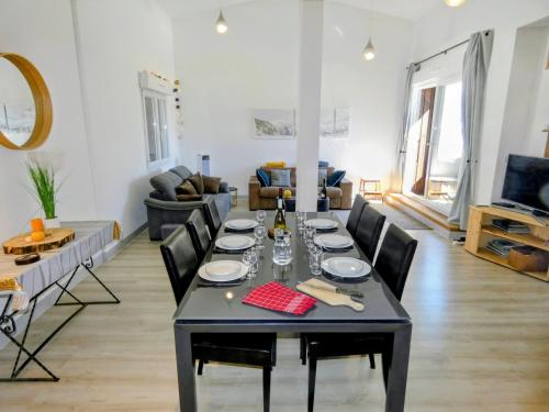 a dining room with a table and chairs in a living room at Appartement 3 chambres - 100m2 - Jacuzzi in Les Deux Alpes