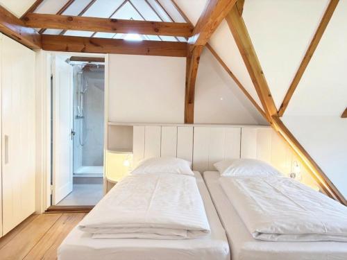 two beds in a room with a attic at Rosenhaus - Lütt Arnis in Arnis