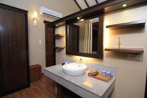 فيلا بوبو في بيرهينتيان: حمام مع حوض ومرآة