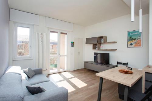 Bright Urban Apt - M4 Tolstoj by InnStay