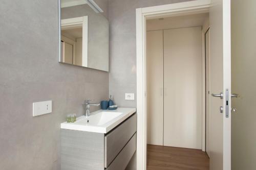 Bright Urban Apt - M4 Tolstoj by InnStay