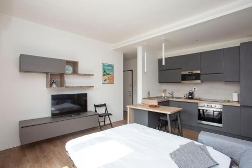 Bright Urban Apt - M4 Tolstoj by InnStay