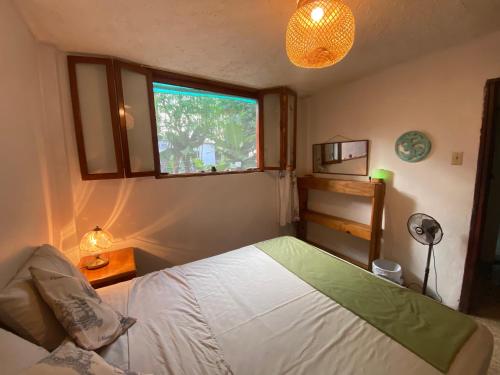 a bedroom with a bed and a window at El Barquero in Puerto Baquerizo Moreno