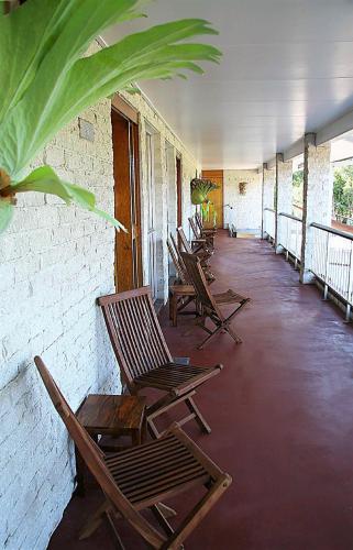 a row of chairs lined up against a wall at Avlon Gardens Motel in Ballina