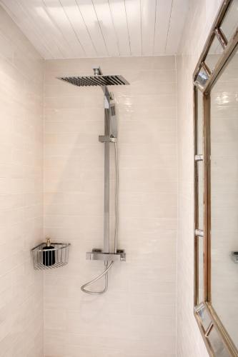 a shower in a white bathroom with a shower at Maison de Thau in Mèze