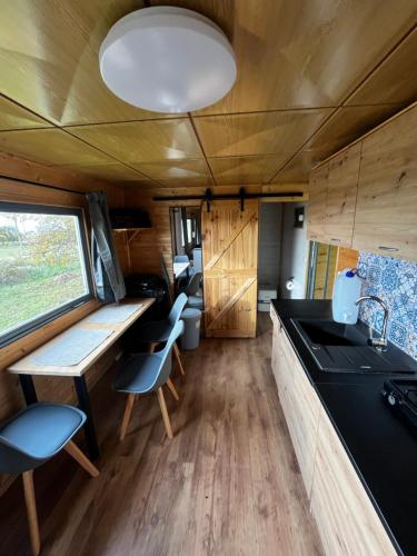 a kitchen and dining area of a tiny house at Mája u lomu in Stachlovice