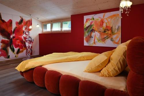 a bedroom with a bed and a couch in it at BLUE-art Ferienwohnung in Wyssachen