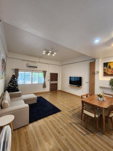 a living room with a couch and a table at 198 House in Ban Khlong Pleo