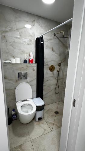 a bathroom with a toilet and a shower at בית פרטי ליד הכנרת בקריית שמואל מושלם לאירוח בשבתות ובחגים in Tiberias