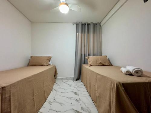 two beds sitting next to each other in a room at Refúgio Aconchegante Montanhas Capixabas 2 Quartos in Marechal Floriano