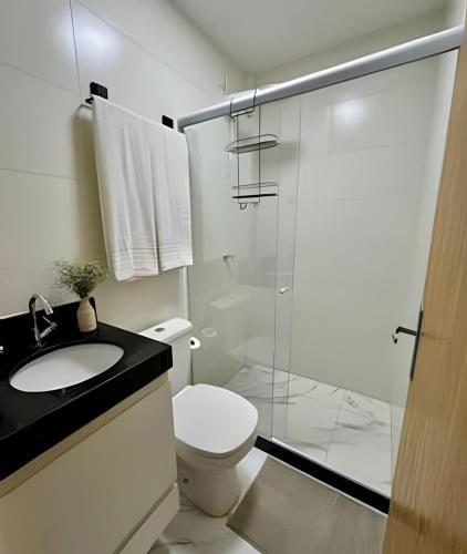 a bathroom with a toilet and a glass shower at Refúgio Aconchegante Montanhas Capixabas 2 Quartos in Marechal Floriano