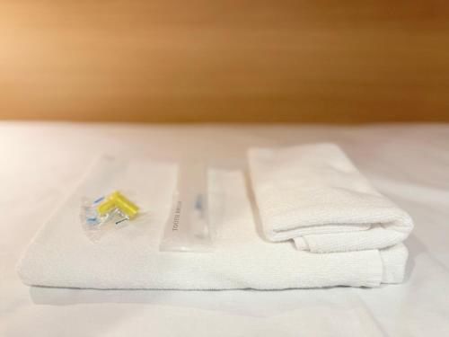 a couple of towels sitting on top of a sink at Fukuchiya in Fujiyoshida