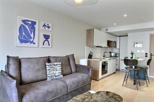 Apartment 1BD near Eiffel Tower with AC, balcony, lift