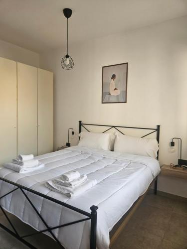 ein Schlafzimmer mit einem großen Bett mit weißer Bettwäsche in der Unterkunft host19 in Campobasso