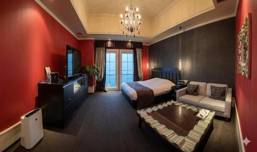 a hotel room with a bed and a couch at ホテル クレア in Hasuda