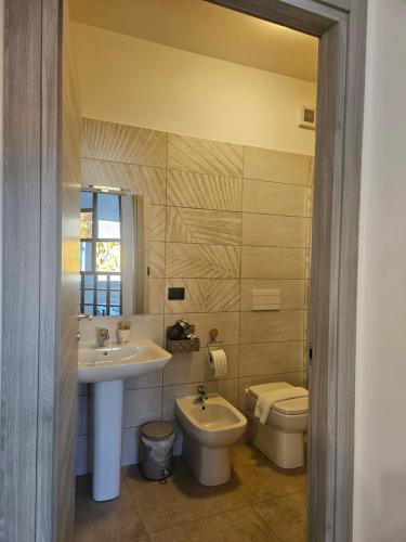 ein Badezimmer mit Waschbecken und Toilette in der Unterkunft host19 in Campobasso