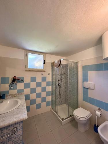 ein Badezimmer mit Dusche, Toilette und Waschbecken in der Unterkunft Parco Delle Valli in Sassari