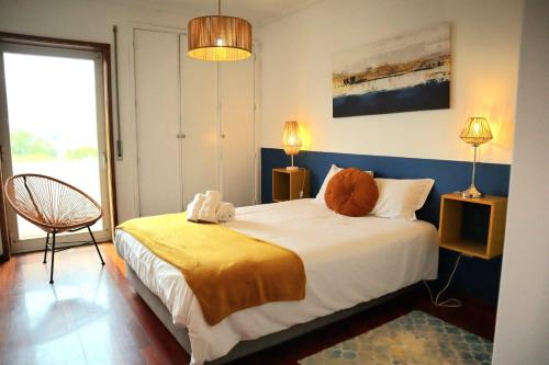 Yellow House Aveiro Smart TV and garage